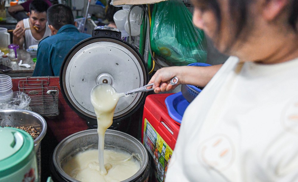 Bánh đúc nóng - Món ăn dân dã nhưng lại có hương vị độc đáo tại chợ Mơ