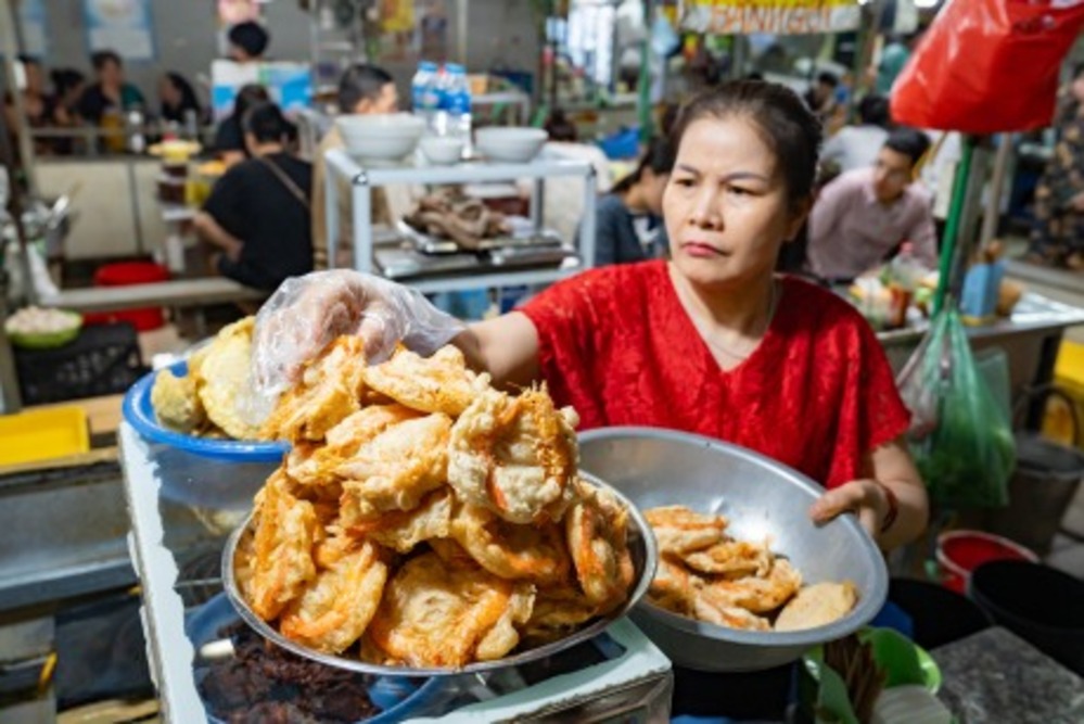 Hàng ăn vặt cô Tuyết với rất nhiều món ăn quen thuộc
