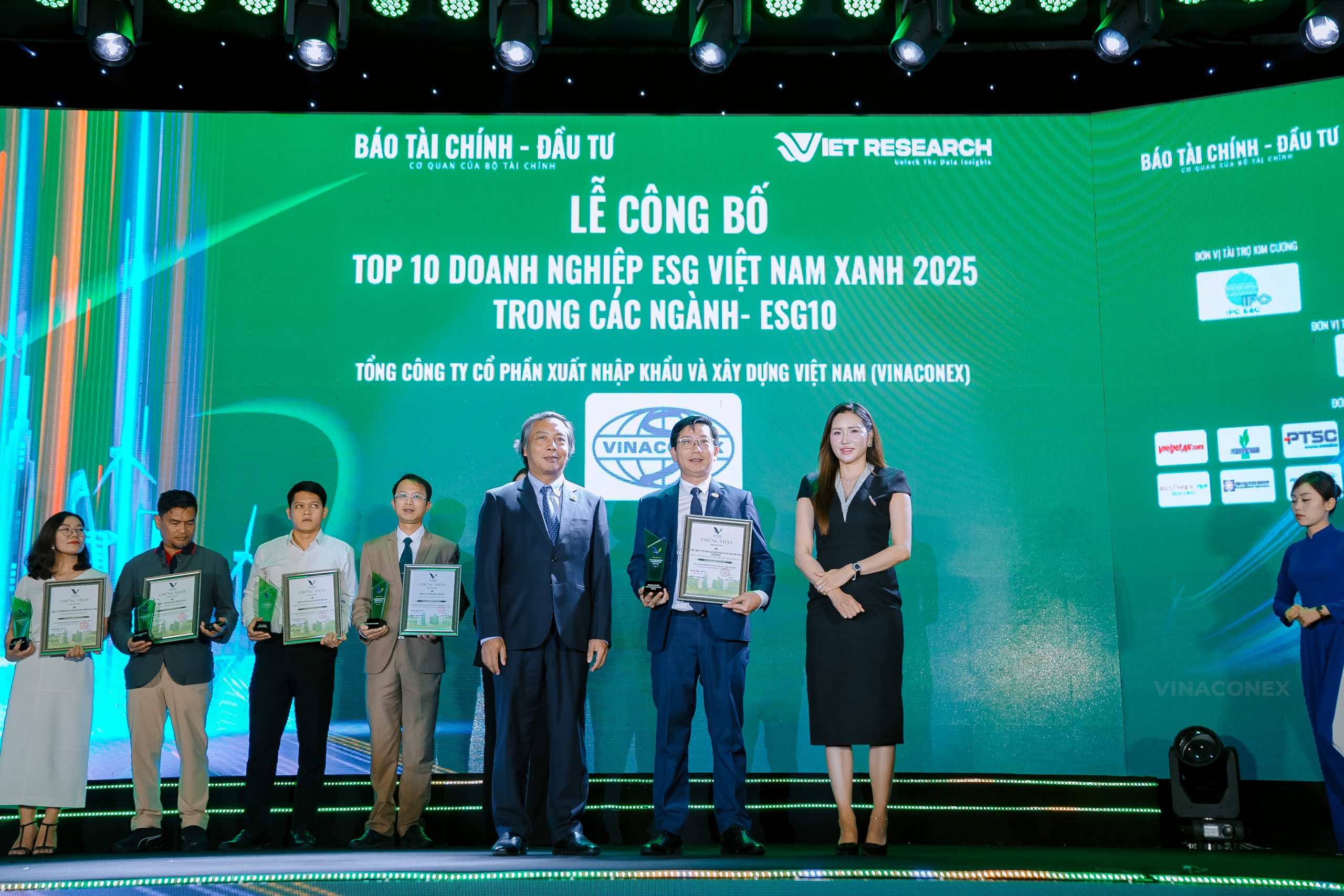 Vinaconex vinh dự vào Top 10 Doanh nghiệp ESG – Tổng thầu xây dựng tiêu biểu năm 2025