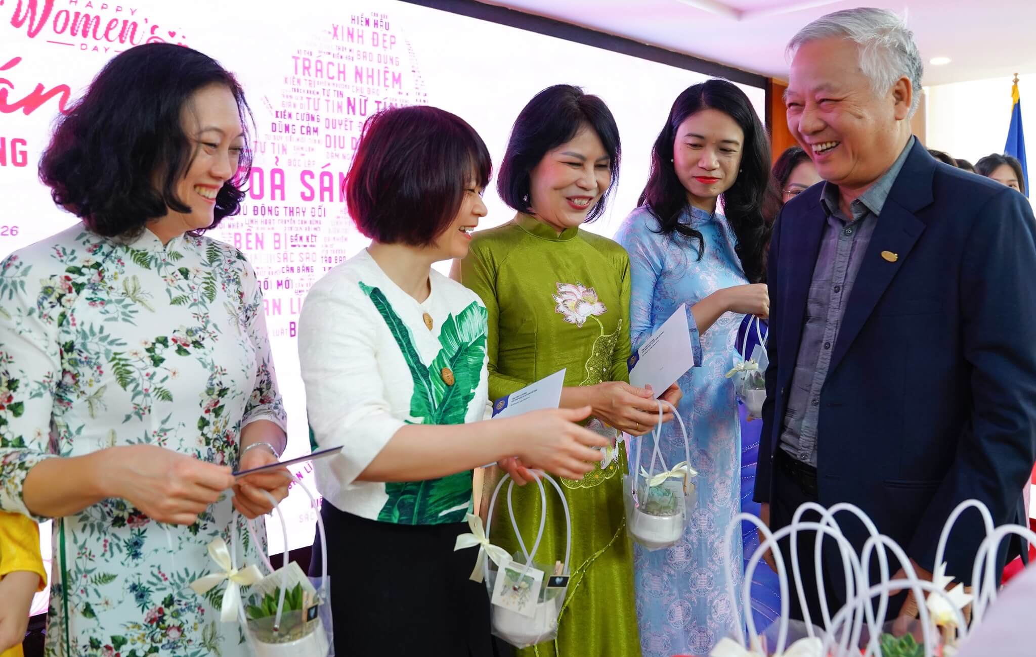 Vinaconex tôn vinh giá trị phái đẹp