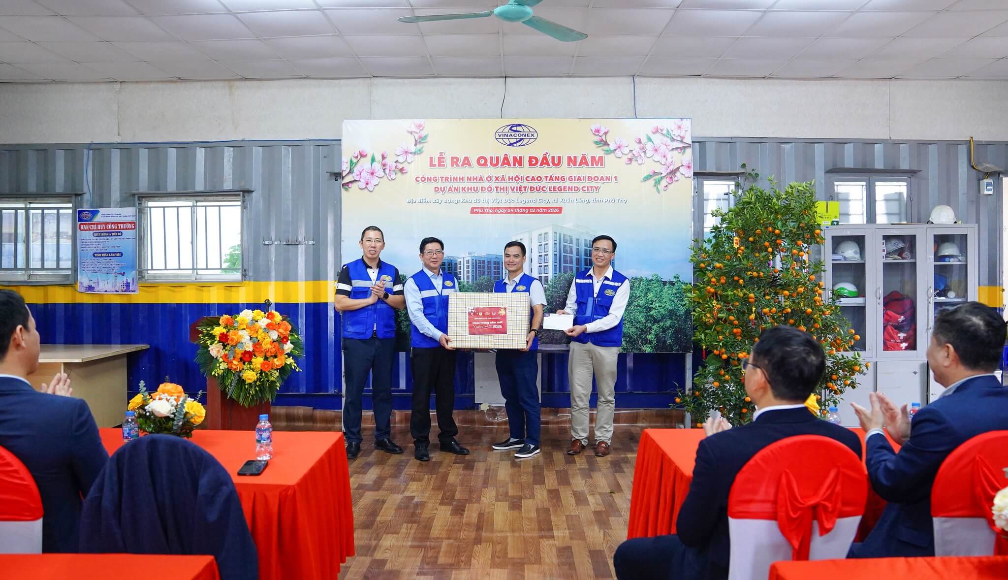 Vinaconex khai xuân