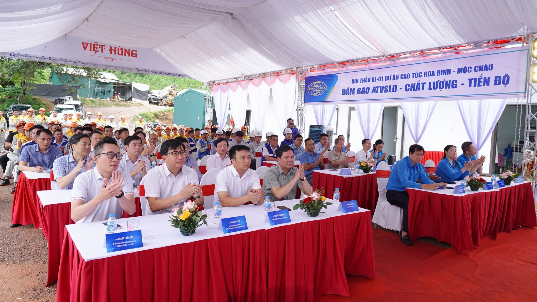 Hình ảnh trong buổi lễ phát đông thi đua tại công trường cao tốc Hòa Bình - Mộc Châu