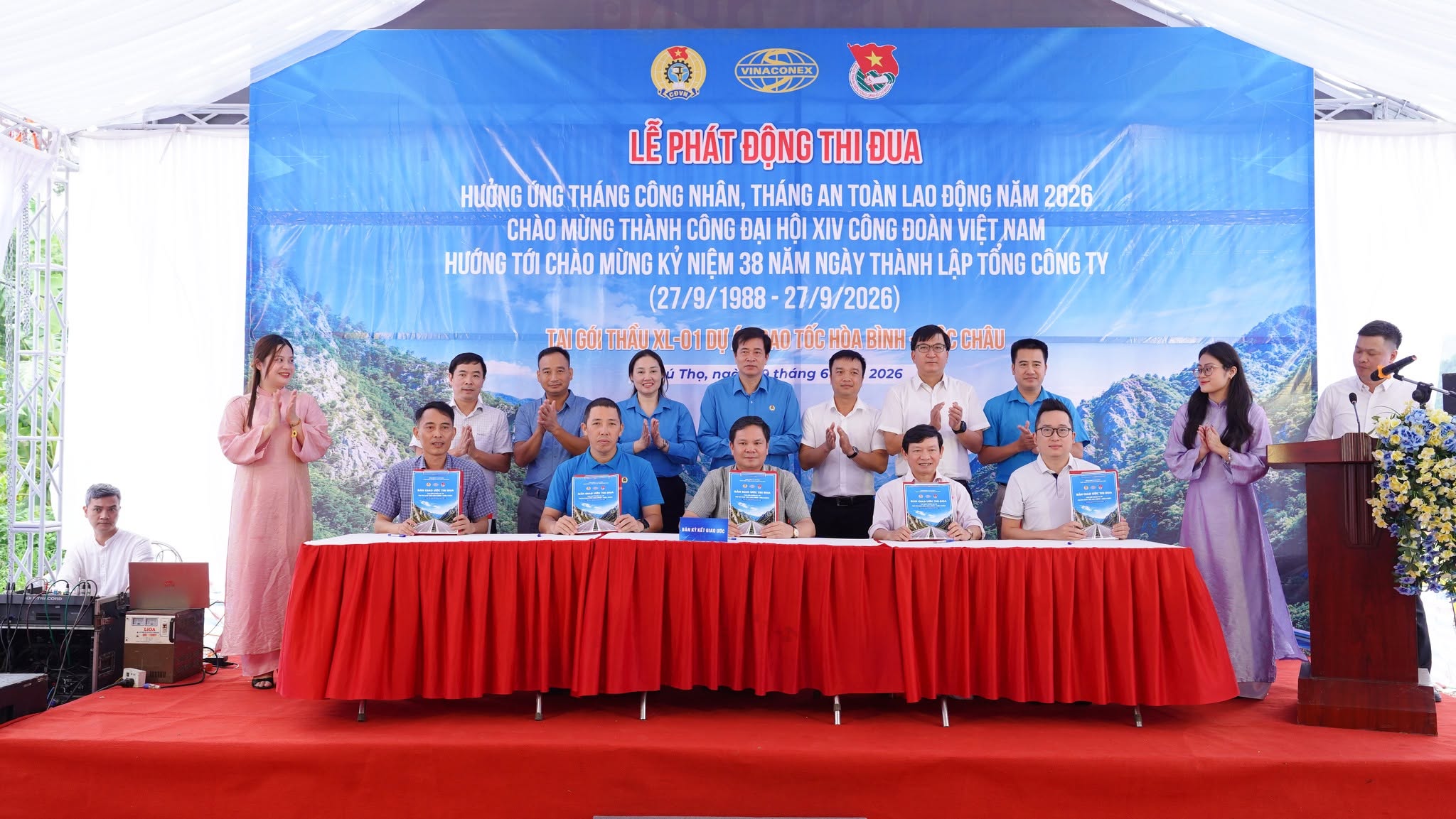 Hình ảnh trong buổi lễ phát đông thi đua tại công trường cao tốc Hòa Bình - Mộc Châu